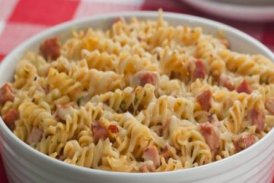 Macarrão de forno com maionese e linguiça