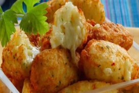 Bolinho de arroz e batata recheado de queijo